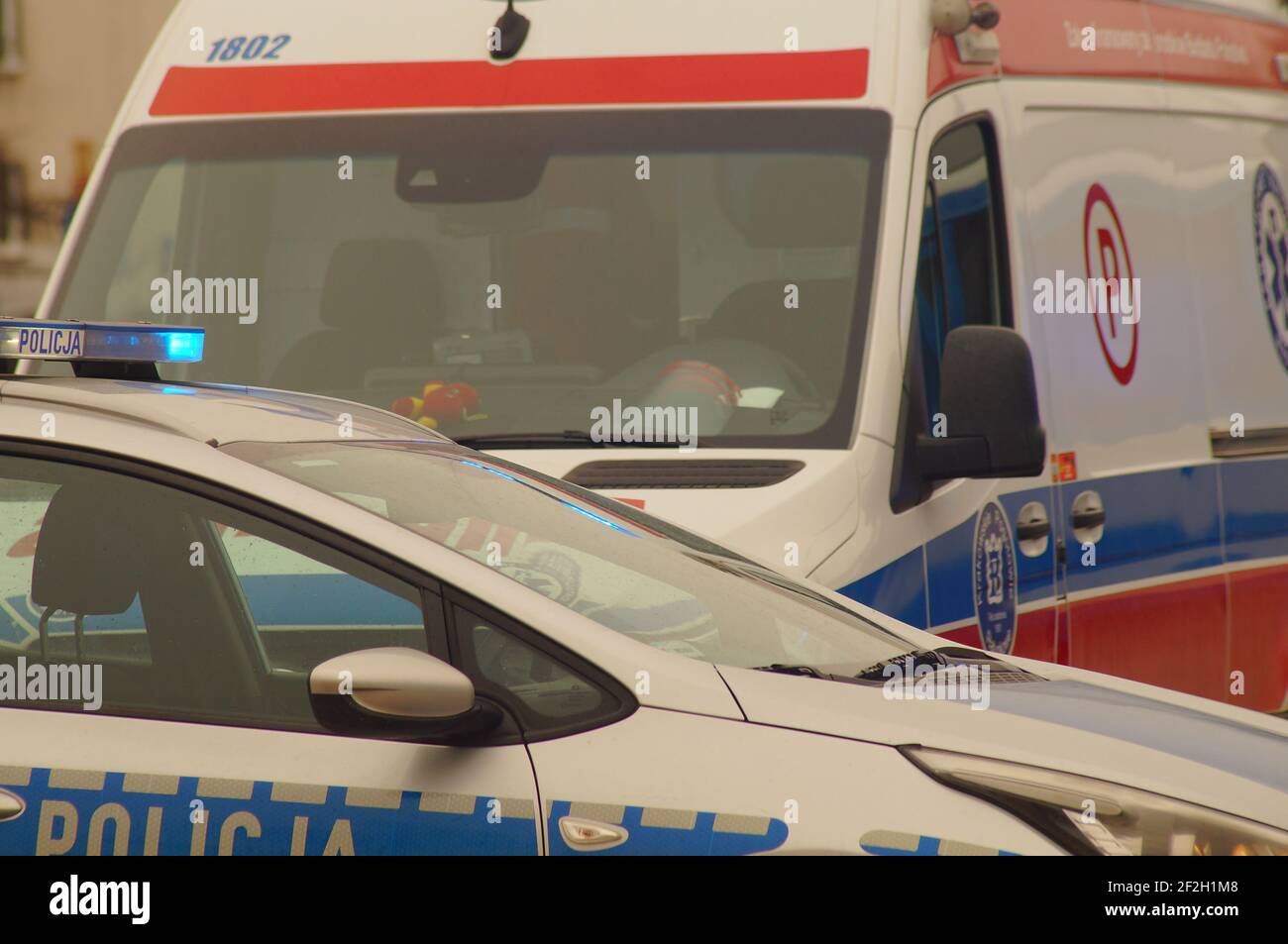 Cracovia, Polonia - 03.11.2021: Incidente stradale, intervento della polizia polacca e servizi medici. Auto della polizia e ambulanza al segnale. Foto Stock
