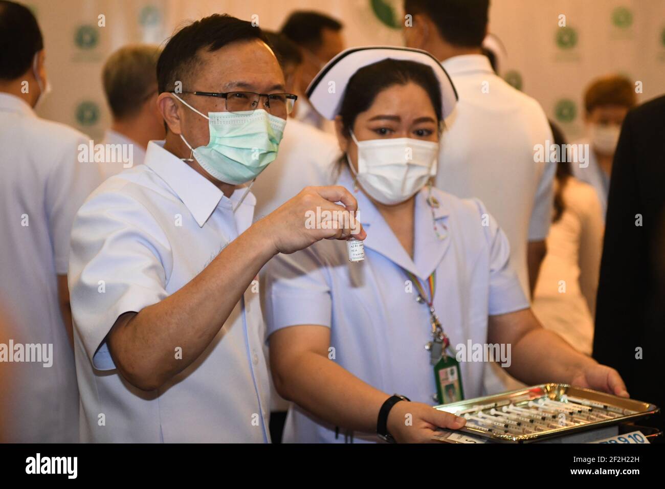 Thailandia. 12 marzo 2021. Un operatore sanitario detiene una bottiglia di vaccino AstraZeneca COVID-19 con il nome del primo ministro tailandese Prayuth Chan-ocha scritto su di esso, presso l'ospedale Bambasnaradura di Bangkok. Prayuth e i membri del suo gabinetto hanno annullato il piano di ricevere gli shot di AstraZeneca venerdì, in seguito alle relazioni sui coaguli di sangue e la sospensione in alcuni paesi europei. (Foto di Vichan Poti/Pacific Press/Sipa USA) Credit: Sipa USA/Alamy Live News Foto Stock