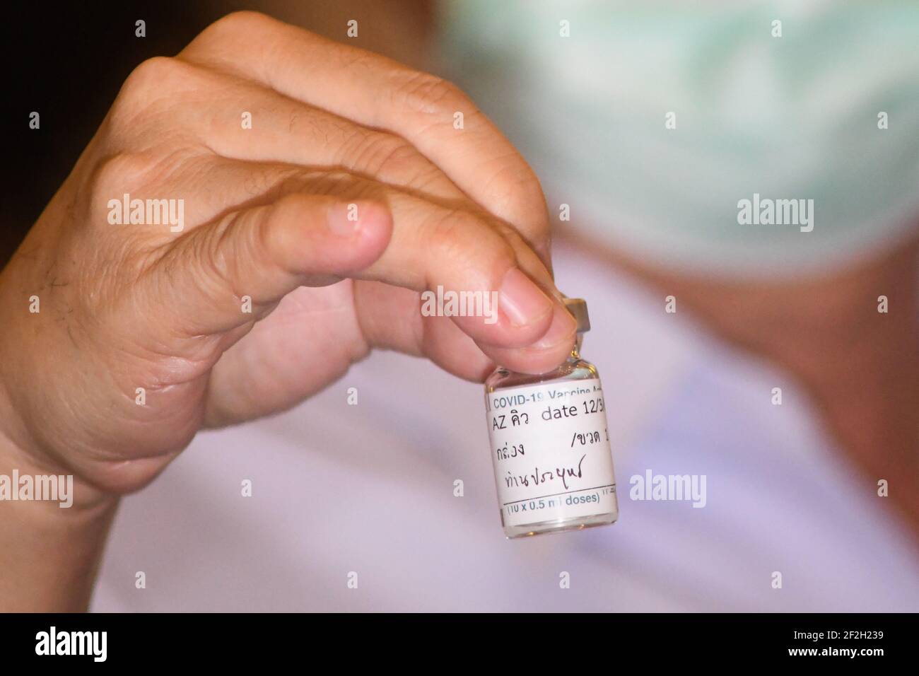 Thailandia. 12 marzo 2021. Un operatore sanitario detiene una bottiglia di vaccino AstraZeneca COVID-19 con il nome del primo ministro tailandese Prayuth Chan-ocha scritto su di esso, presso l'ospedale Bambasnaradura di Bangkok. Prayuth e i membri del suo gabinetto hanno annullato il piano di ricevere gli shot di AstraZeneca venerdì, in seguito alle relazioni sui coaguli di sangue e la sospensione in alcuni paesi europei. (Foto di Vichan Poti/Pacific Press/Sipa USA) Credit: Sipa USA/Alamy Live News Foto Stock