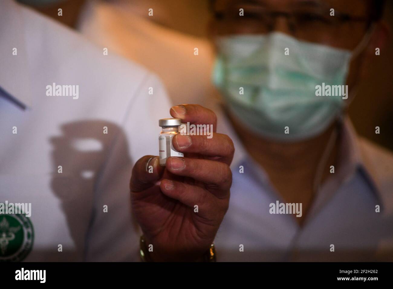Thailandia. 12 marzo 2021. Un operatore sanitario detiene una bottiglia di vaccino AstraZeneca COVID-19 con il nome del primo ministro tailandese Prayuth Chan-ocha scritto su di esso, presso l'ospedale Bambasnaradura di Bangkok. Prayuth e i membri del suo gabinetto hanno annullato il piano di ricevere gli shot di AstraZeneca venerdì, in seguito alle relazioni sui coaguli di sangue e la sospensione in alcuni paesi europei. (Foto di Vichan Poti/Pacific Press/Sipa USA) Credit: Sipa USA/Alamy Live News Foto Stock