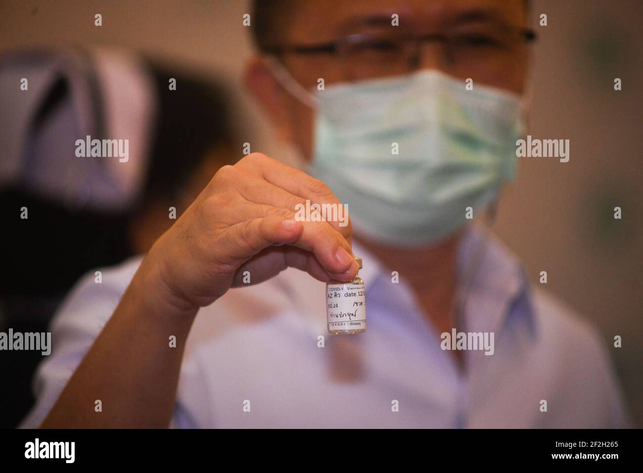 Thailandia. 12 marzo 2021. Un operatore sanitario detiene una bottiglia di vaccino AstraZeneca COVID-19 con il nome del primo ministro tailandese Prayuth Chan-ocha scritto su di esso, presso l'ospedale Bambasnaradura di Bangkok. Prayuth e i membri del suo gabinetto hanno annullato il piano di ricevere gli shot di AstraZeneca venerdì, in seguito alle relazioni sui coaguli di sangue e la sospensione in alcuni paesi europei. (Foto di Vichan Poti/Pacific Press/Sipa USA) Credit: Sipa USA/Alamy Live News Foto Stock