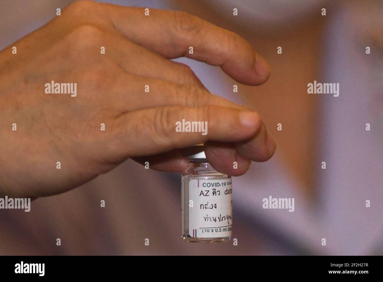 Thailandia. 12 marzo 2021. Un operatore sanitario detiene una bottiglia di vaccino AstraZeneca COVID-19 con il nome del primo ministro tailandese Prayuth Chan-ocha scritto su di esso, presso l'ospedale Bambasnaradura di Bangkok. Prayuth e i membri del suo gabinetto hanno annullato il piano di ricevere gli shot di AstraZeneca venerdì, in seguito alle relazioni sui coaguli di sangue e la sospensione in alcuni paesi europei. (Foto di Vichan Poti/Pacific Press/Sipa USA) Credit: Sipa USA/Alamy Live News Foto Stock