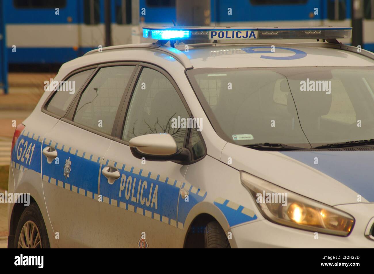 Cracovia, Polonia - 03.11.2021: Incidente stradale, intervento della polizia polacca e servizi medici. Auto della polizia e ambulanza al segnale. Foto Stock