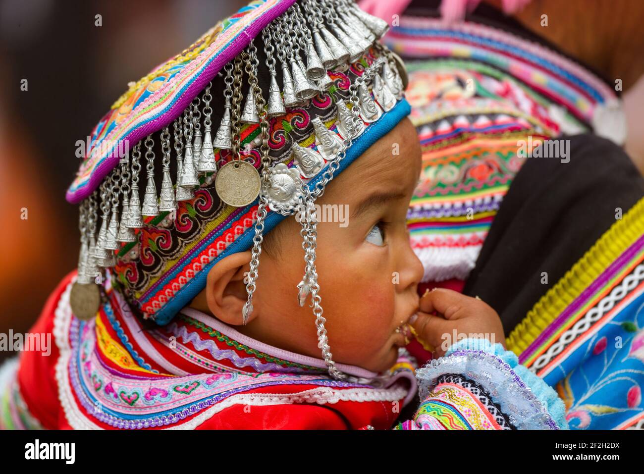Geografia / viaggio, Cina, Yunnan, Dashujiao, un bambino della minoranza etnica Hani nella sua tradizionale, diritti aggiuntivi-clearance-Info-non-disponibile Foto Stock
