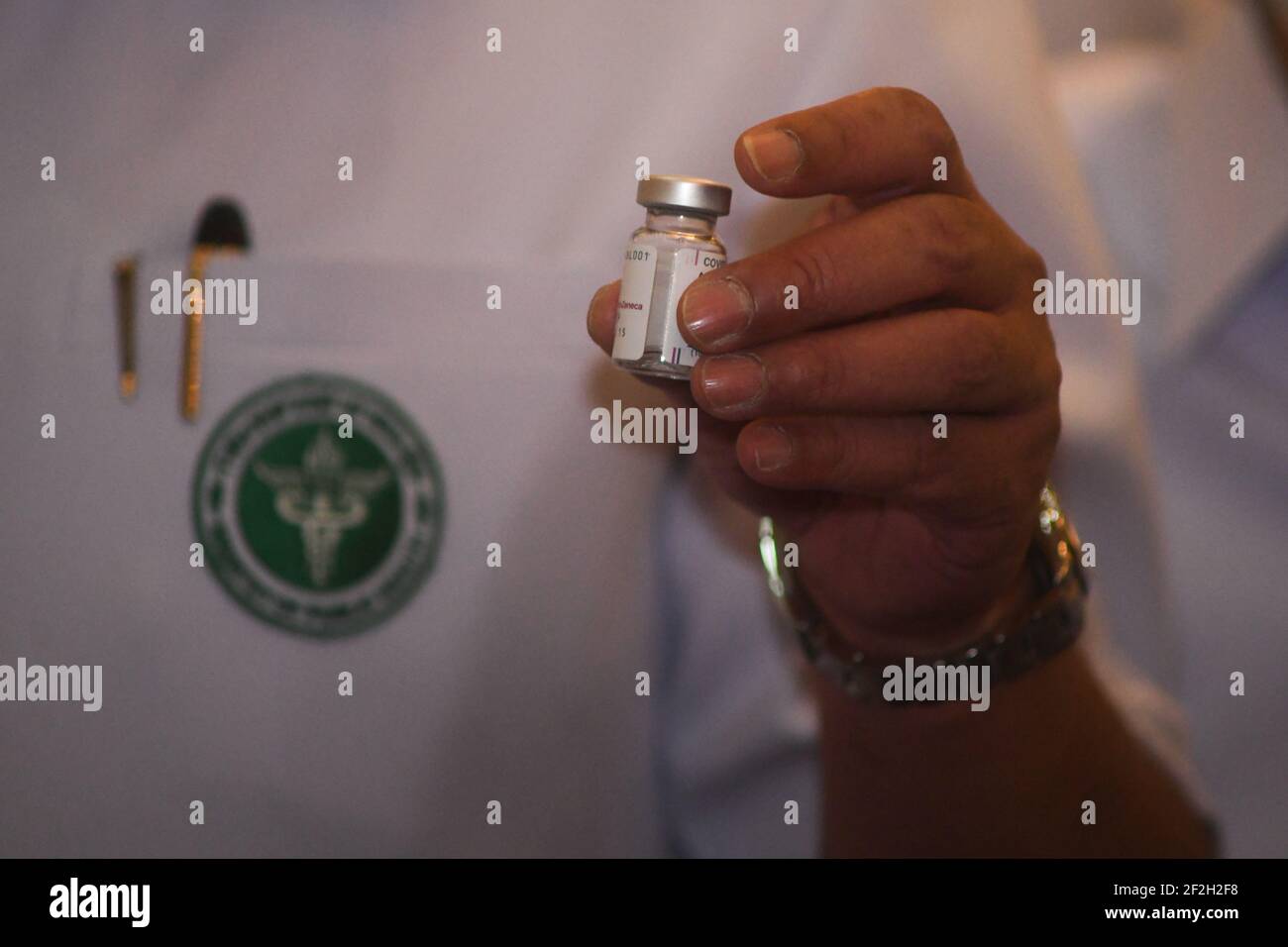 Thailandia. 12 marzo 2021. Un operatore sanitario detiene una bottiglia di vaccino AstraZeneca COVID-19 con il nome del primo ministro tailandese Prayuth Chan-ocha scritto su di esso, presso l'ospedale Bambasnaradura di Bangkok. Prayuth e i membri del suo gabinetto hanno annullato il piano di ricevere gli shot di AstraZeneca venerdì, in seguito alle relazioni sui coaguli di sangue e la sospensione in alcuni paesi europei. (Foto di Vichan Poti/Pacific Press/Sipa USA) Credit: Sipa USA/Alamy Live News Foto Stock