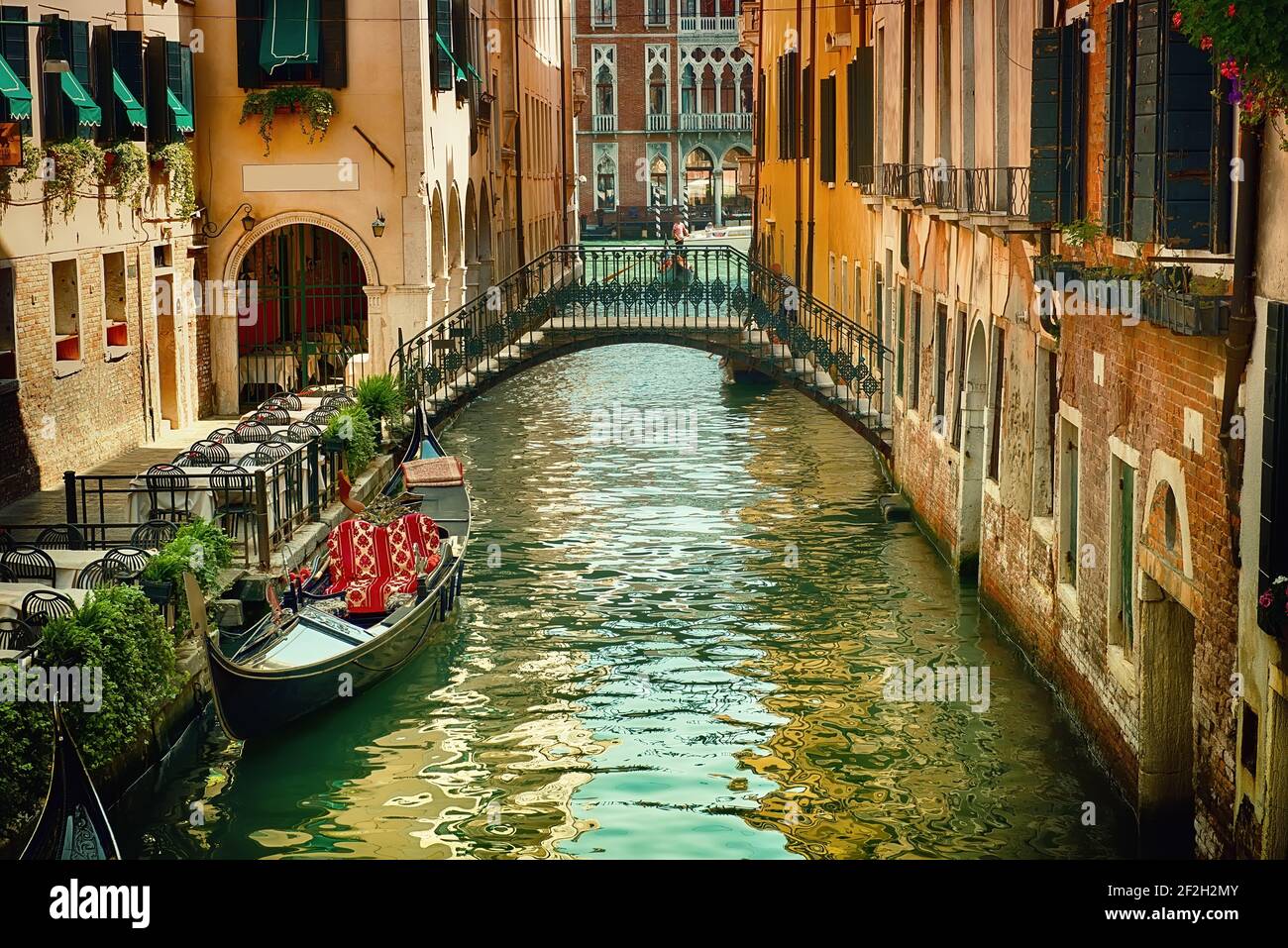 Bella stradina di Venezia nel giorno di estate, Italia Foto Stock