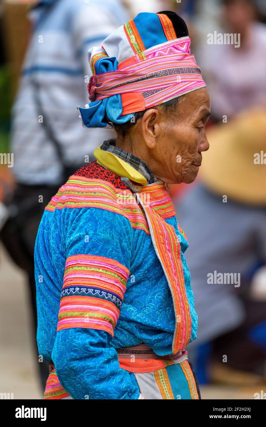 Geografia / viaggio, Cina, Yunnan, Laomeng, Vecchia donna nel suo abbigliamento tradizionale alla villa di Laomeng, Additional-Rights-Clearance-Info-Not-Available Foto Stock