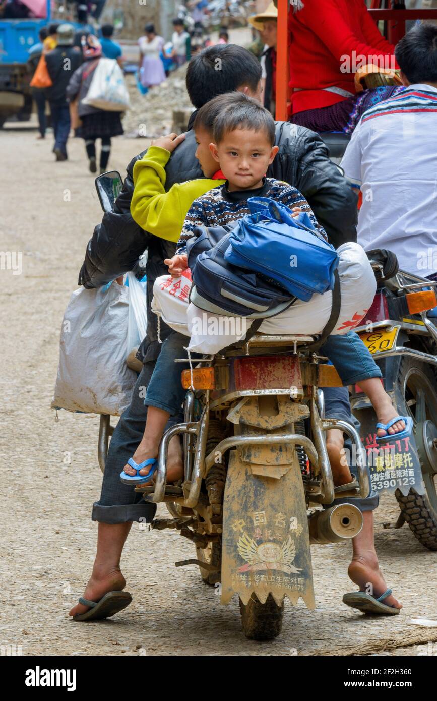 Geografia / viaggio, Cina, Yunnan, Laomeng, Bambini su una moto al mercato del villaggio di Laomeng nel Y, diritti aggiuntivi-clearance-Info-non-disponibile Foto Stock