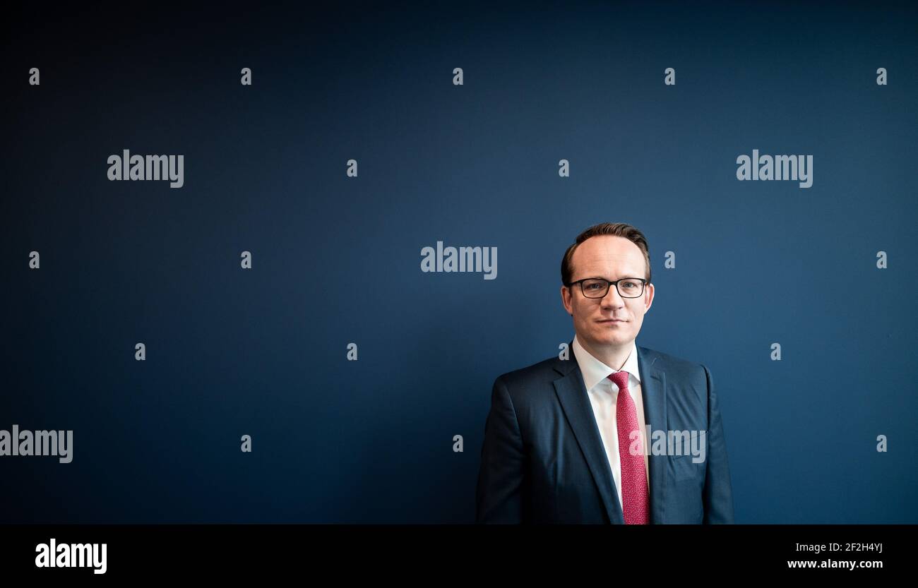 Essen, Germania. 11 Marzo 2021. Markus Kreber, Chief Financial Officer (CFO) di RWE AG, si trova in una sala del campus di RWE. Kreber diventerà CEO di RWE AG a partire da luglio 2021. Credit: Fabian Strauch/dpa/Alamy Live News Foto Stock