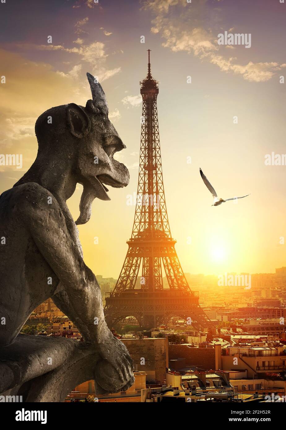 Chimera di pietra e Torre Eiffel al tramonto a Parigi, Francia Foto Stock