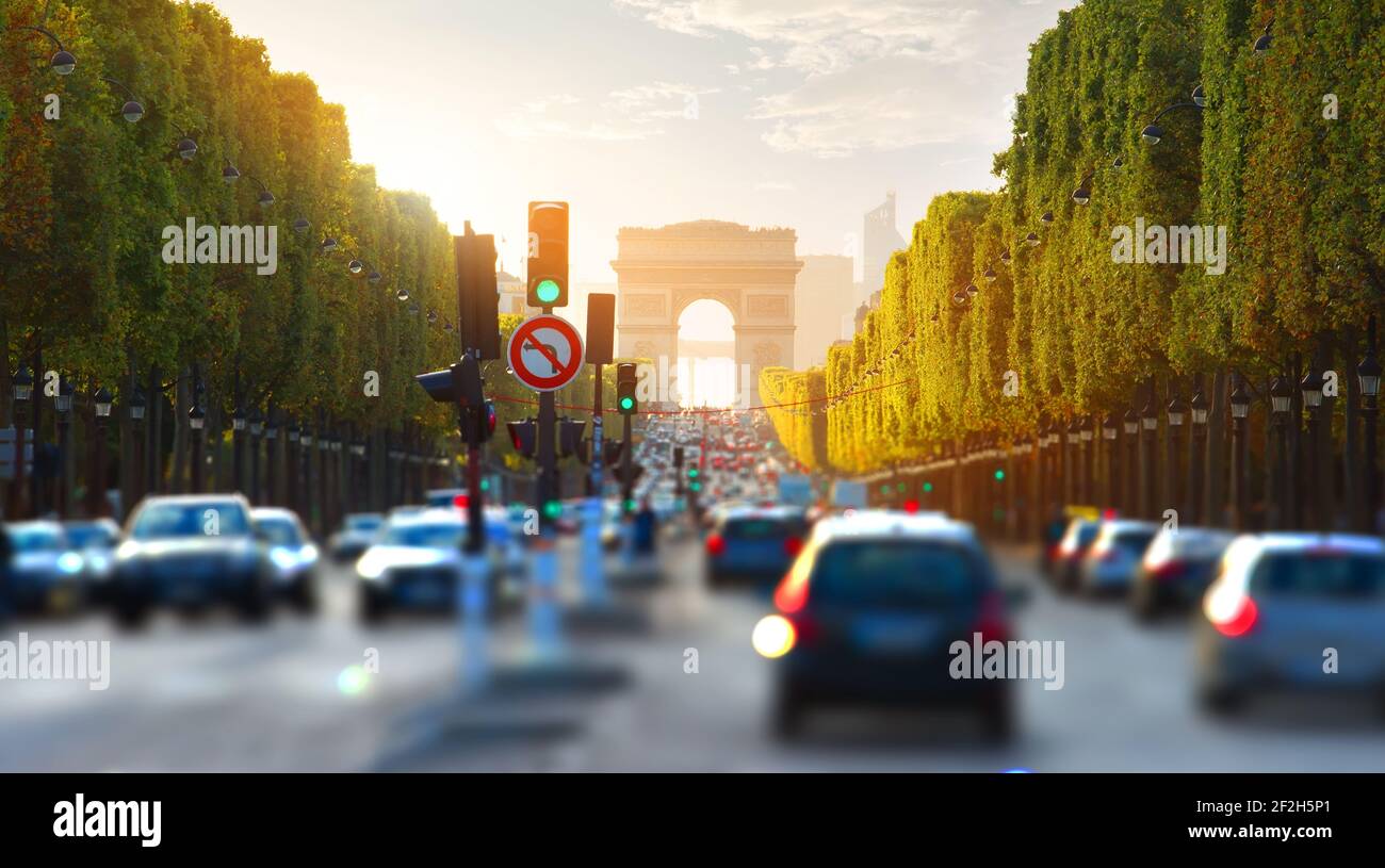 Il traffico su Champs Elysee e vista di Arc de Triomphe a Parigi, Francia Foto Stock