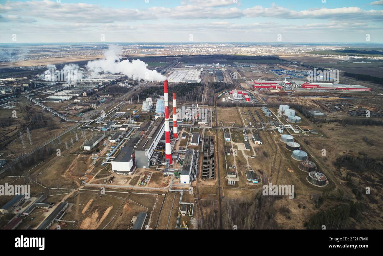 Tubo rosso con fumi bianchi dalla fabbrica sopra la vista del drone Foto Stock