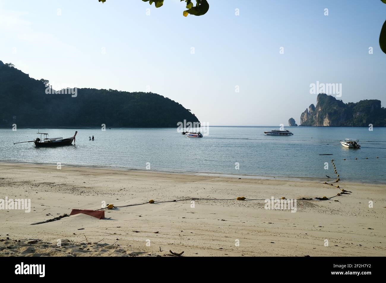 Longtails alla vigilia, Phi Phi Island. Foto Stock