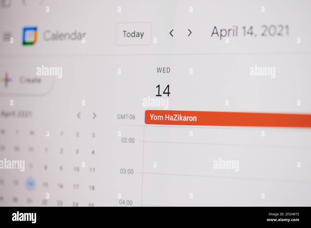 New york, USA - 17 febbraio 2021: Yom Hazikaron 14 di aprile su google calendario su schermo laptop vista ravvicinata. Foto Stock