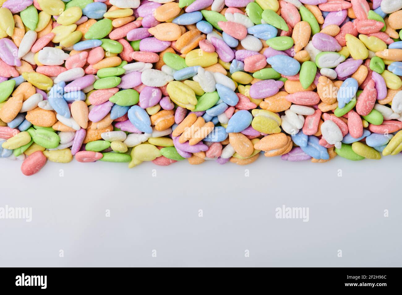 Semi di girasole gialli e blu con spazio copia bianco Foto Stock