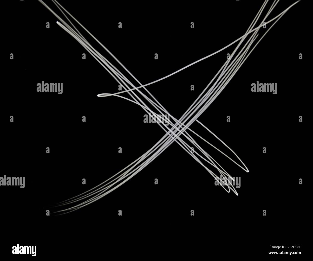 Linee luminose bianche isolate su sfondo nero Foto Stock