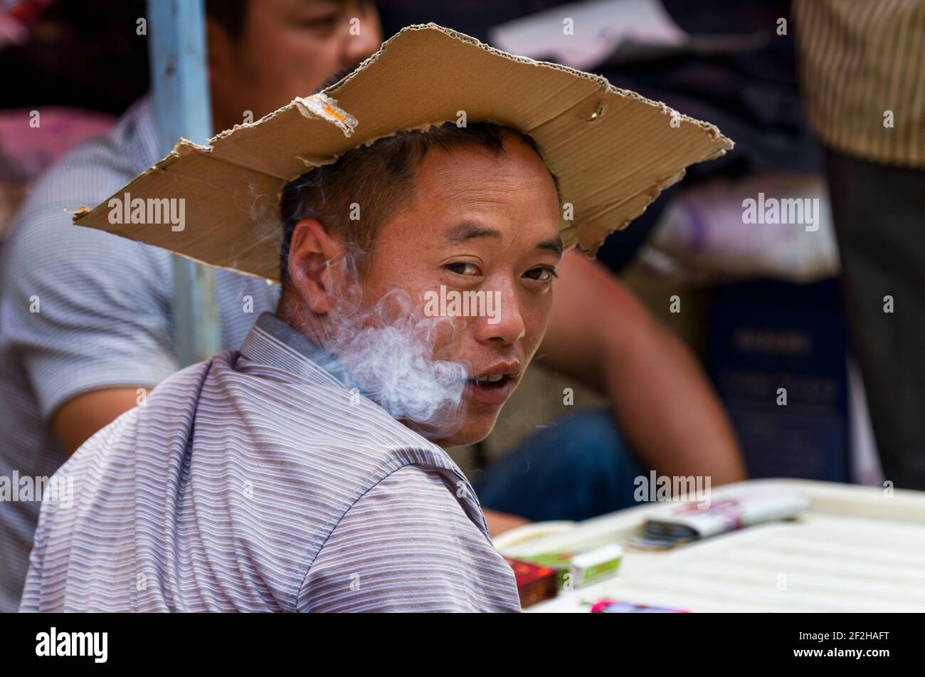 Geografia / viaggio, Cina, Yunnan, Laomeng, uomo che indossa un cappello improvvisato tagliato da una scheda a t, Additional-Rights-Clearance-Info-Not-Available Foto Stock