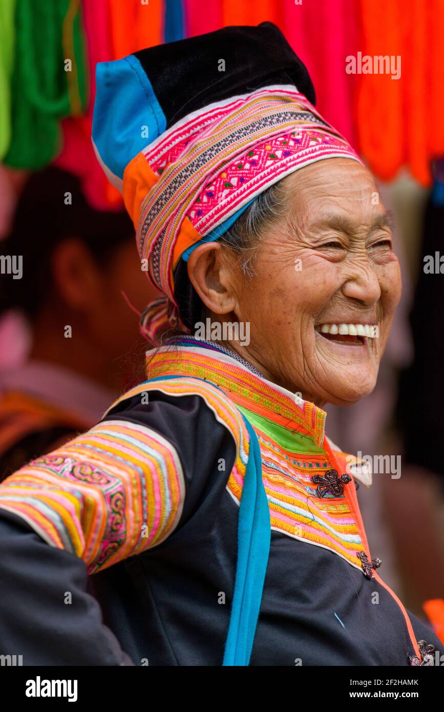 Geografia / viaggio, Cina, Yunnan, Laomeng, Donna nel suo abbigliamento tradizionale al villaggio di Laomeng m, diritti aggiuntivi-clearance-Info-non-disponibile Foto Stock
