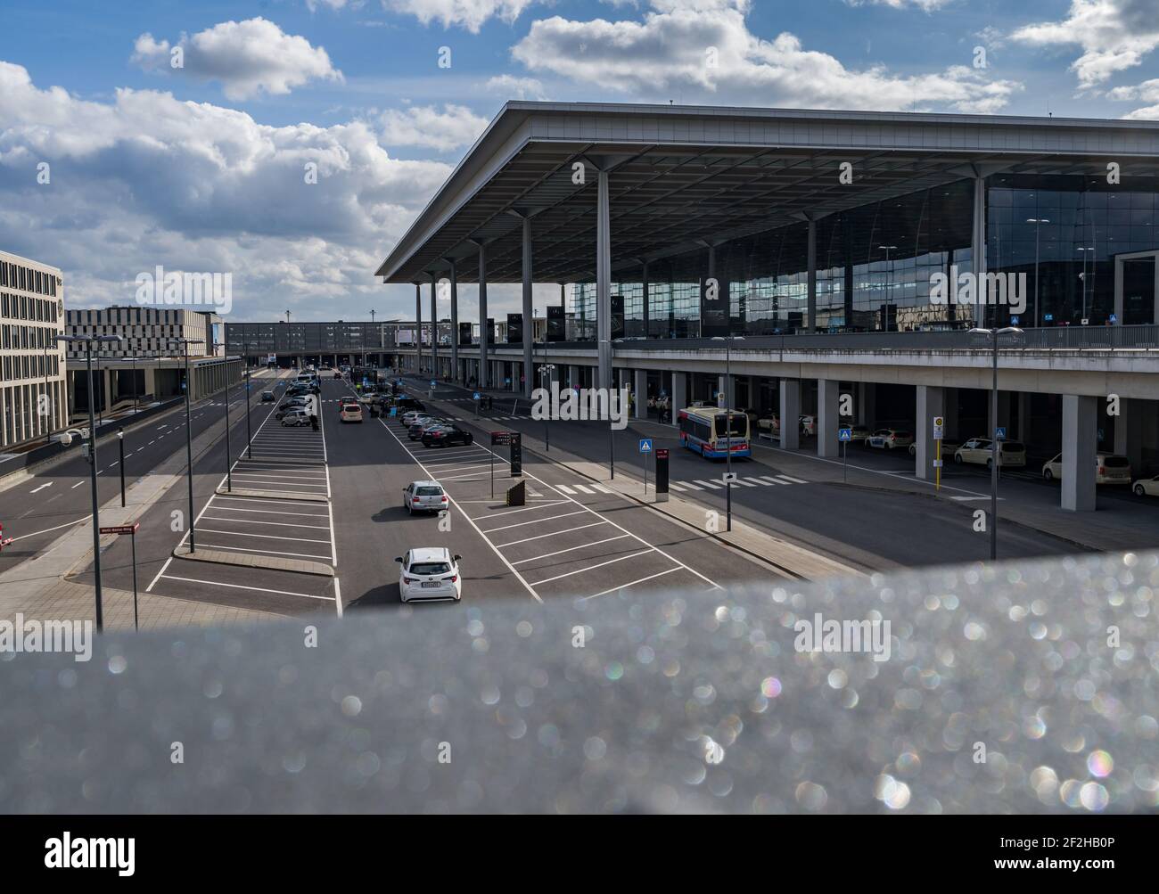 12 marzo 2021, Brandeburgo, Schönefeld: Terminal 1 dell'aeroporto della capitale Berlino Brandenburg "Willy Brandt" (BER). Nel pomeriggio si terrà una riunione del Consiglio di sorveglianza della Flughafen Berlin-Brandenburg GmbH. L'argomento principale sarà i futuri requisiti finanziari dell'azienda. La società di gestione conta sulla riduzione parziale del debito da parte degli stati di Berlino, Brandeburgo e governo federale. Foto: Patrick Pleul/dpa-Zentralbild/ZB Foto Stock