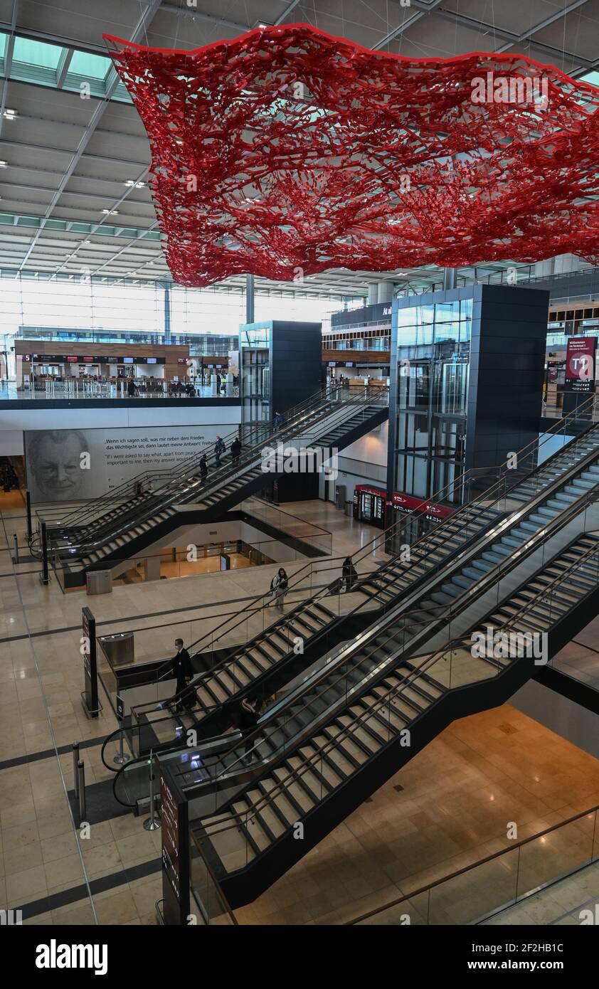 12 marzo 2021, Brandeburgo, Schönefeld: L'opera d'arte "Flying Carpet" di Pae White galleggia al Terminal 1 dell'aeroporto della capitale Berlino Brandenburg "Willy Brandt" (BER). Nel pomeriggio si terrà una riunione del consiglio di vigilanza della Flughafen Berlin-Brandenburg GmbH. L'argomento principale sarà i futuri requisiti finanziari dell'azienda. La società di gestione conta sulla riduzione parziale del debito da parte degli stati di Berlino, Brandeburgo e governo federale. Foto: Patrick Pleul/dpa-Zentralbild/dpa Foto Stock