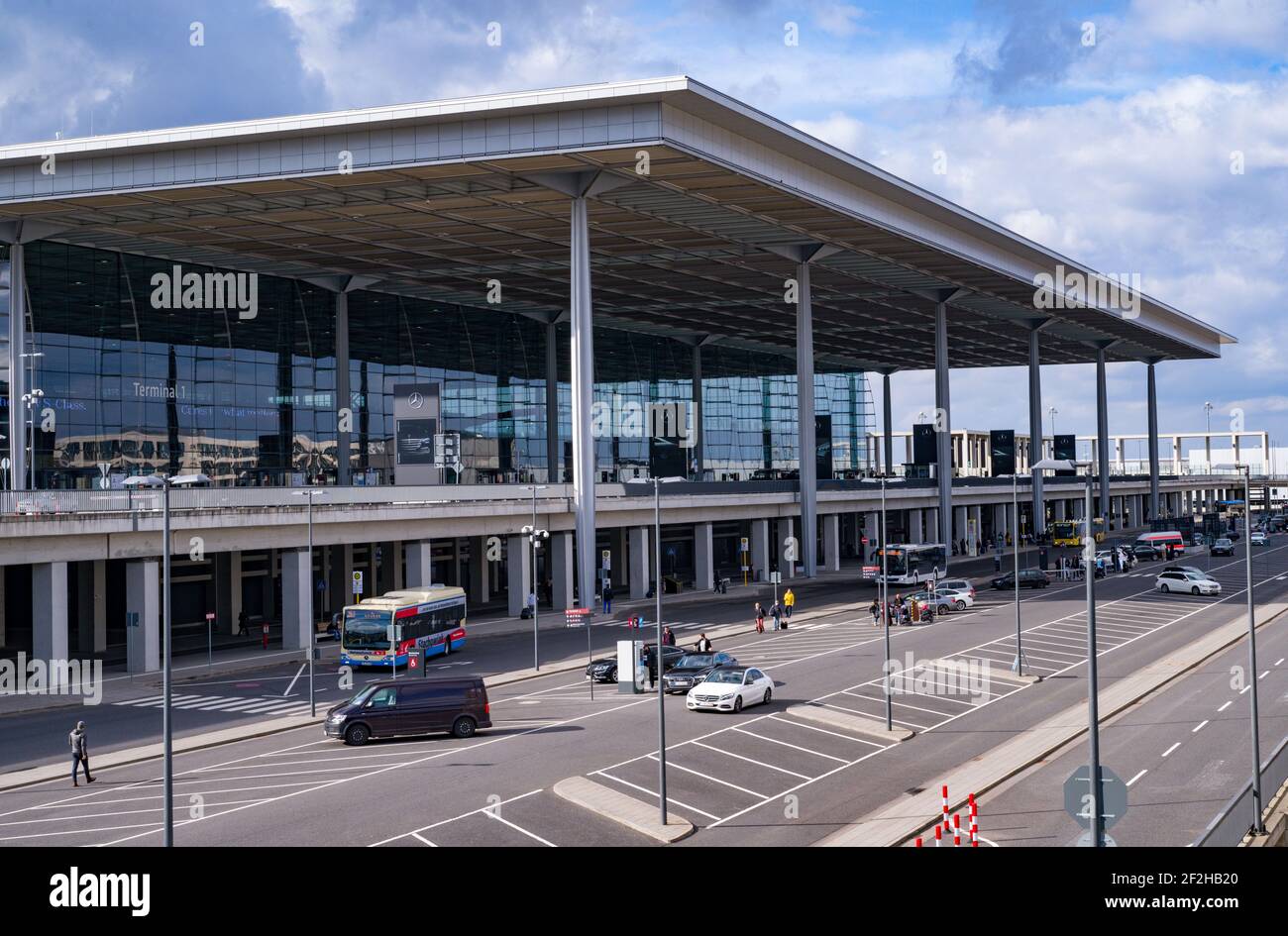 12 marzo 2021, Brandeburgo, Schönefeld: Terminal 1 dell'aeroporto della capitale Berlino Brandenburg "Willy Brandt" (BER). Nel pomeriggio si terrà una riunione del Consiglio di sorveglianza della Flughafen Berlin-Brandenburg GmbH. L'argomento principale sarà i futuri requisiti finanziari dell'azienda. La società di gestione conta sulla riduzione parziale del debito da parte degli stati di Berlino, Brandeburgo e governo federale. Foto: Patrick Pleul/dpa-Zentralbild/dpa Foto Stock