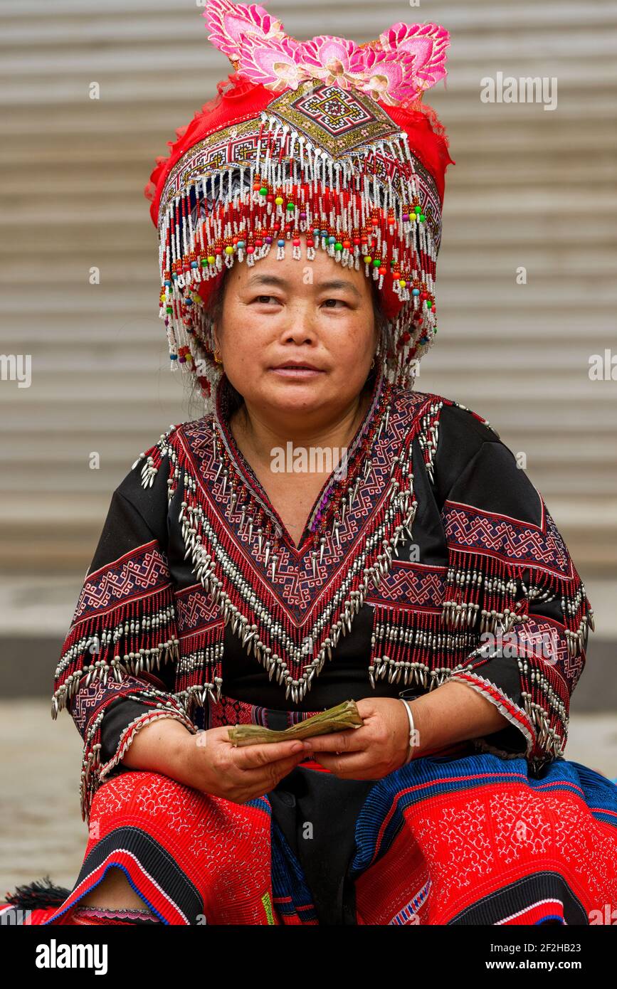 Geografia / viaggio, Cina, Yunnan, Laomeng, Donna nel suo abbigliamento tradizionale al villaggio di Laomeng m, diritti aggiuntivi-clearance-Info-non-disponibile Foto Stock