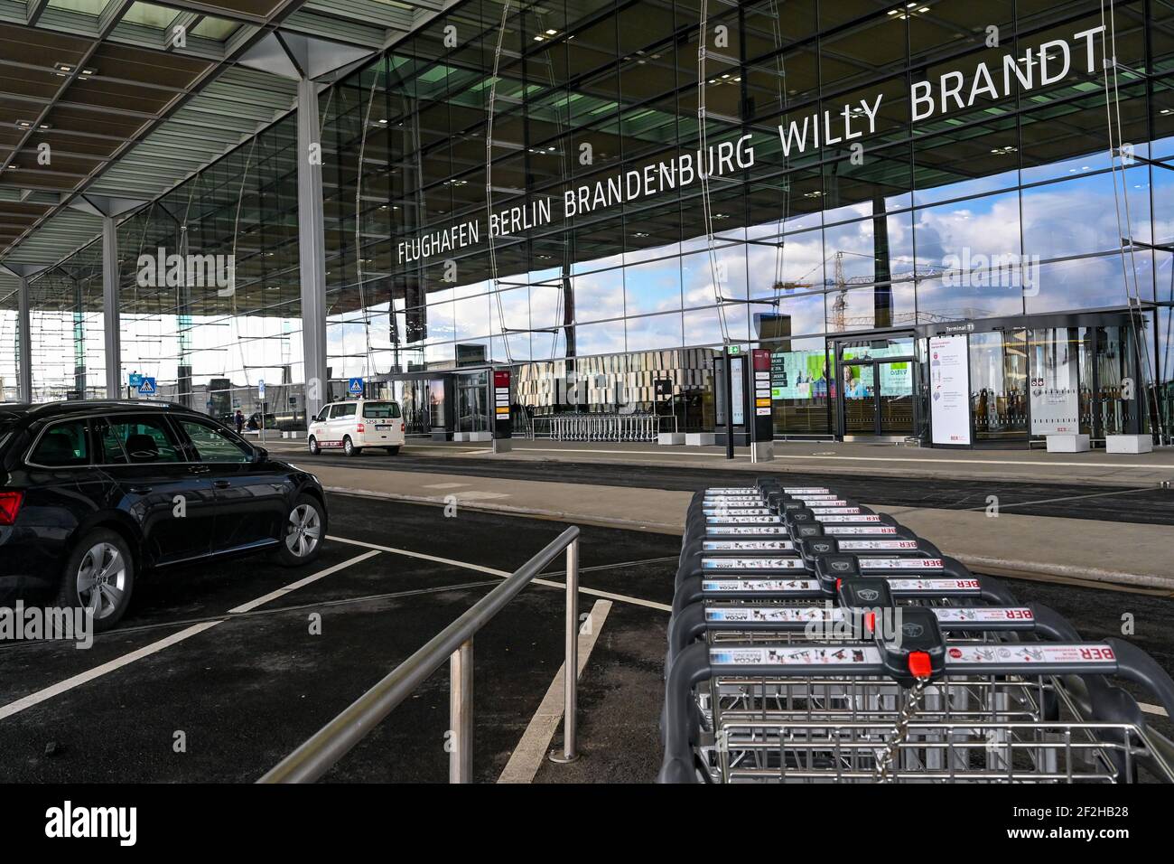 12 marzo 2021, Brandeburgo, Schönefeld: Terminal 1 dell'aeroporto della capitale Berlino Brandenburg "Willy Brandt" (BER). Nel pomeriggio si terrà una riunione del Consiglio di sorveglianza della Flughafen Berlin-Brandenburg GmbH. L'argomento principale sarà i futuri requisiti finanziari dell'azienda. La società di gestione conta sulla riduzione parziale del debito da parte degli stati di Berlino, Brandeburgo e governo federale. Foto: Patrick Pleul/dpa-Zentralbild/dpa Foto Stock
