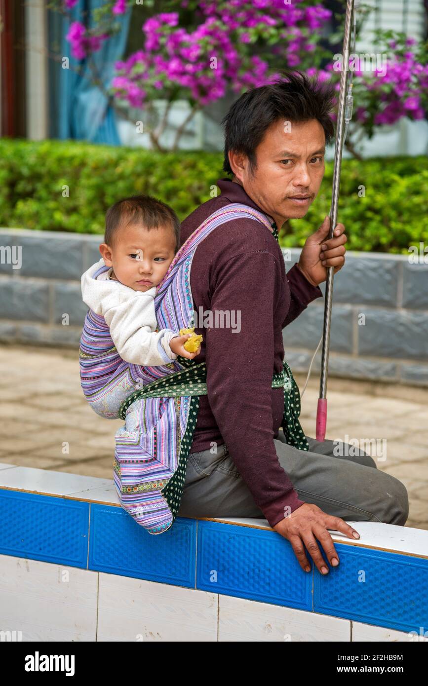 Geografia / viaggio, Cina, Yunnan, Laomeng, un uomo e il suo bambino al mercato del villaggio di Laomeng nel Y, diritti aggiuntivi-clearance-Info-non-disponibile Foto Stock