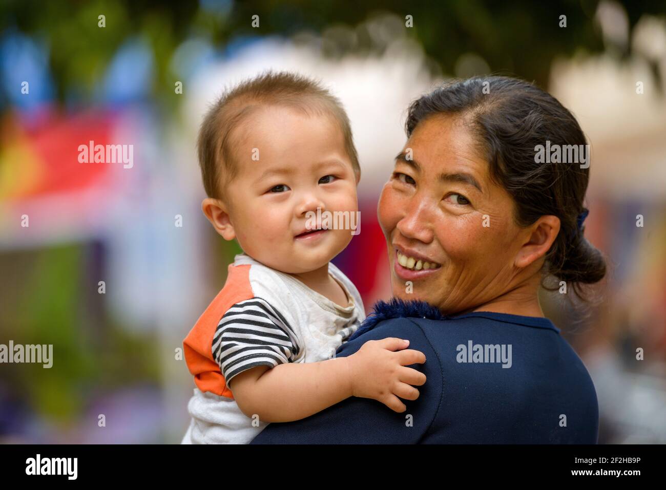 Geografia / viaggio, Cina, Yunnan, Laomeng, una donna e il suo bambino al mercato del villaggio di Laomeng nel, diritti aggiuntivi-clearance-Info-non-disponibile Foto Stock