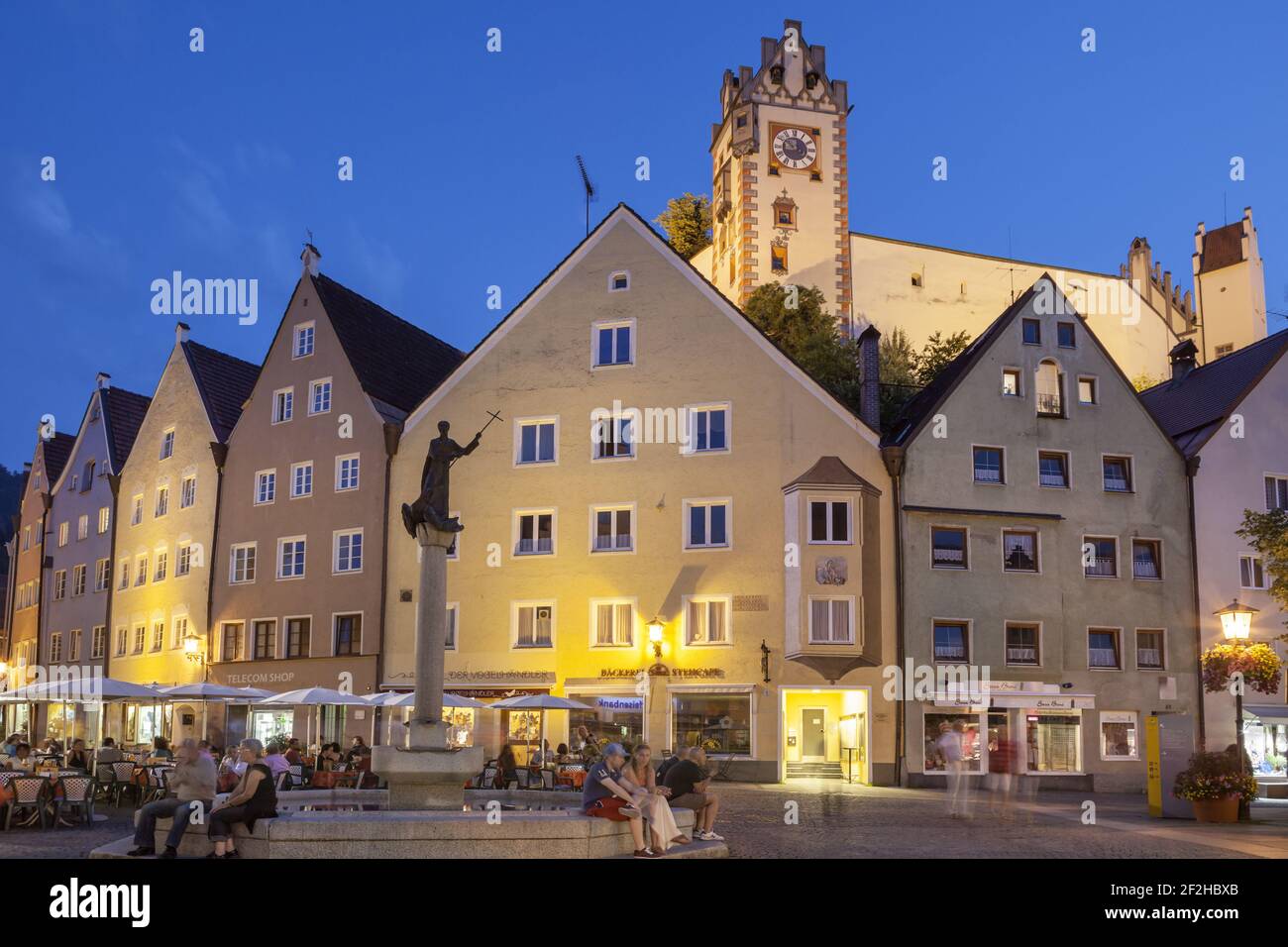 Geografia / viaggio, Germania, Baviera, Fuessen, zona pedonale nel centro storico con alto castello in, diritti aggiuntivi-clearance-Info-non-disponibile Foto Stock