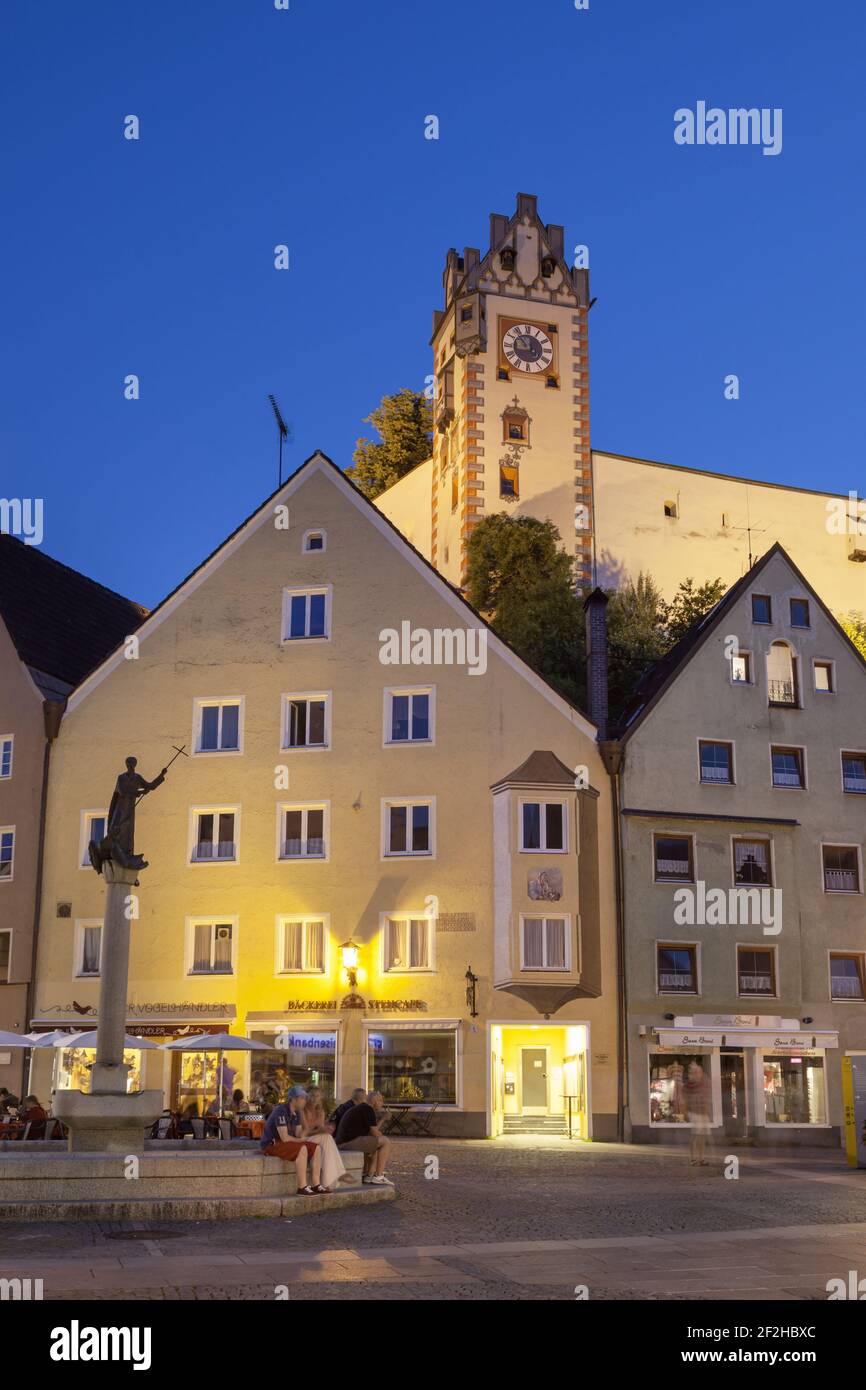Geografia / viaggio, Germania, Baviera, Fuessen, zona pedonale nel centro storico con alto castello in, diritti aggiuntivi-clearance-Info-non-disponibile Foto Stock
