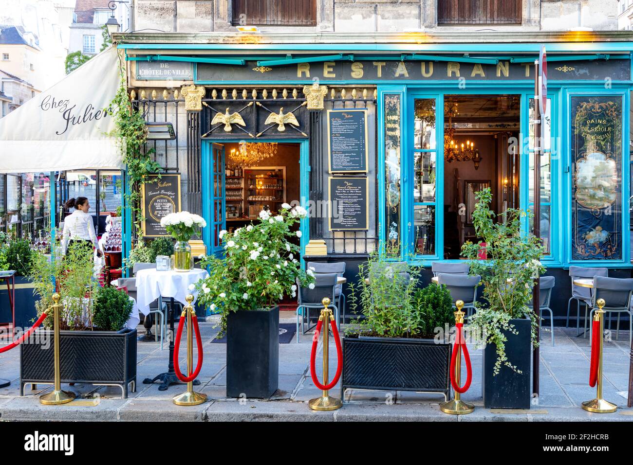 Creazione di un servizio di ristorazione a Chez Julien, Parigi, Ile-de-France, Francia Foto Stock