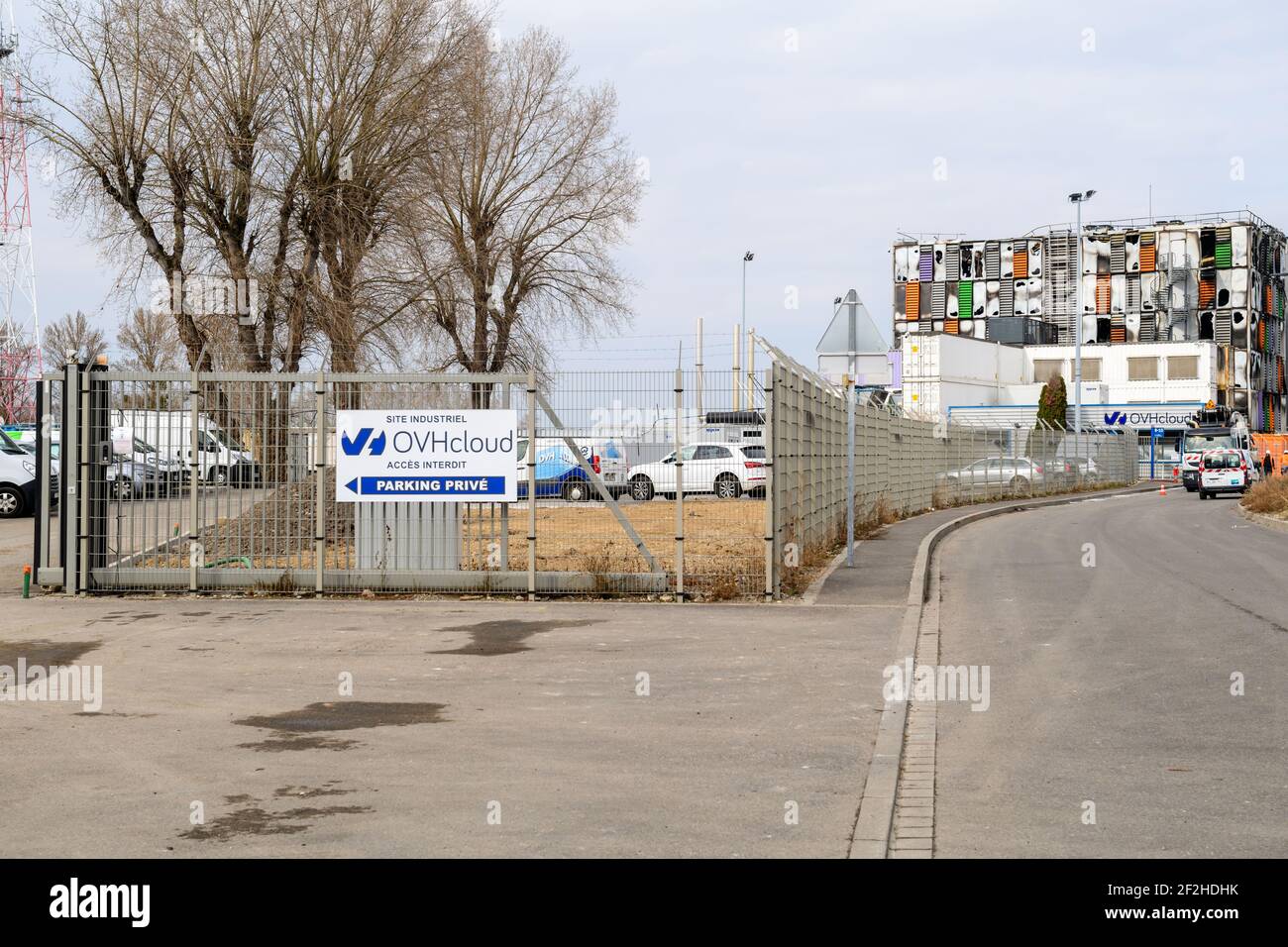 Milioni di siti web offline dopo il fuoco presso i servizi cloud francesi Azienda OVH Cloud a Strasburgo, Francia Foto Stock