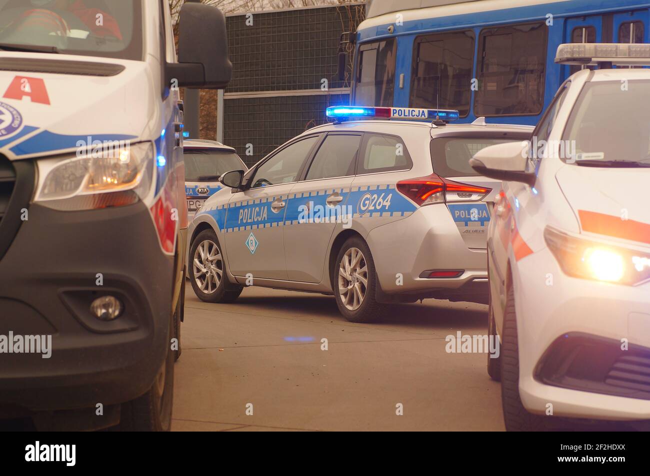 Incidente stradale, intervento della polizia polacca e dei servizi medici. Auto della polizia e ambulanza al segnale. Foto Stock