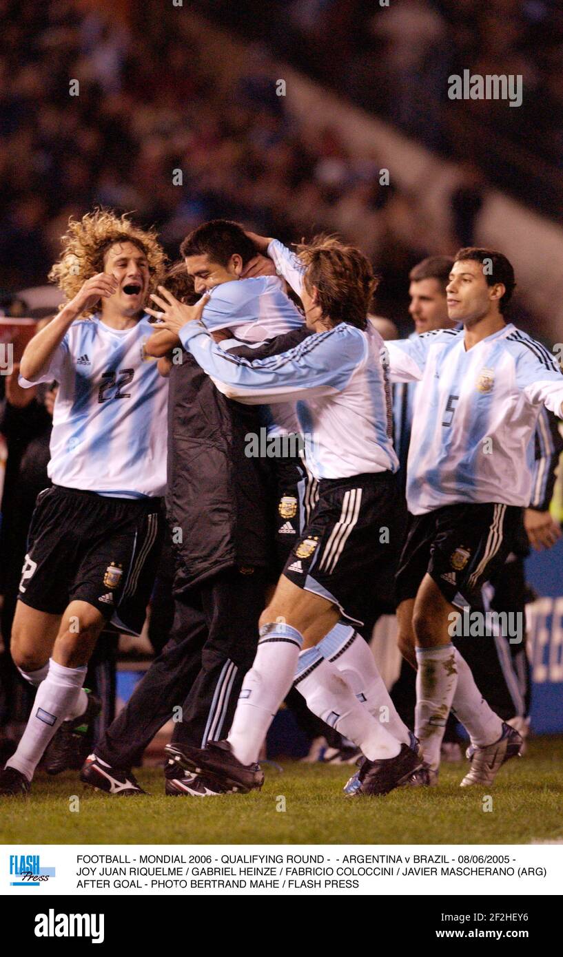 CALCIO - MONDIAL 2006 - TURNO DI QUALIFICAZIONE - - ARGENTINA V BRASILE - 08/06/2005 - JOY JUAN RIQUELME/GABRIEL HEINZE/FABRICIO COLOCINI/JAVIER MASCHERANO (ARG) DOPO IL TRAGUARDO - FOTO BERTRAND MAHE / FLASH PRESS Foto Stock
