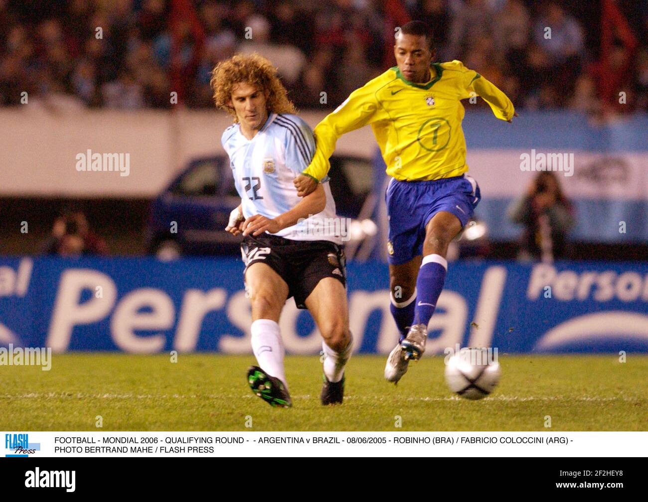 CALCIO - MONDIAL 2006 - TURNO DI QUALIFICAZIONE - - ARGENTINA V BRASILE - 08/06/2005 - ROBINHO (BRA) / FABRICIO COLOCCINI (ARG) - FOTO BERTRAND MAHE / FLASH PRESS Foto Stock