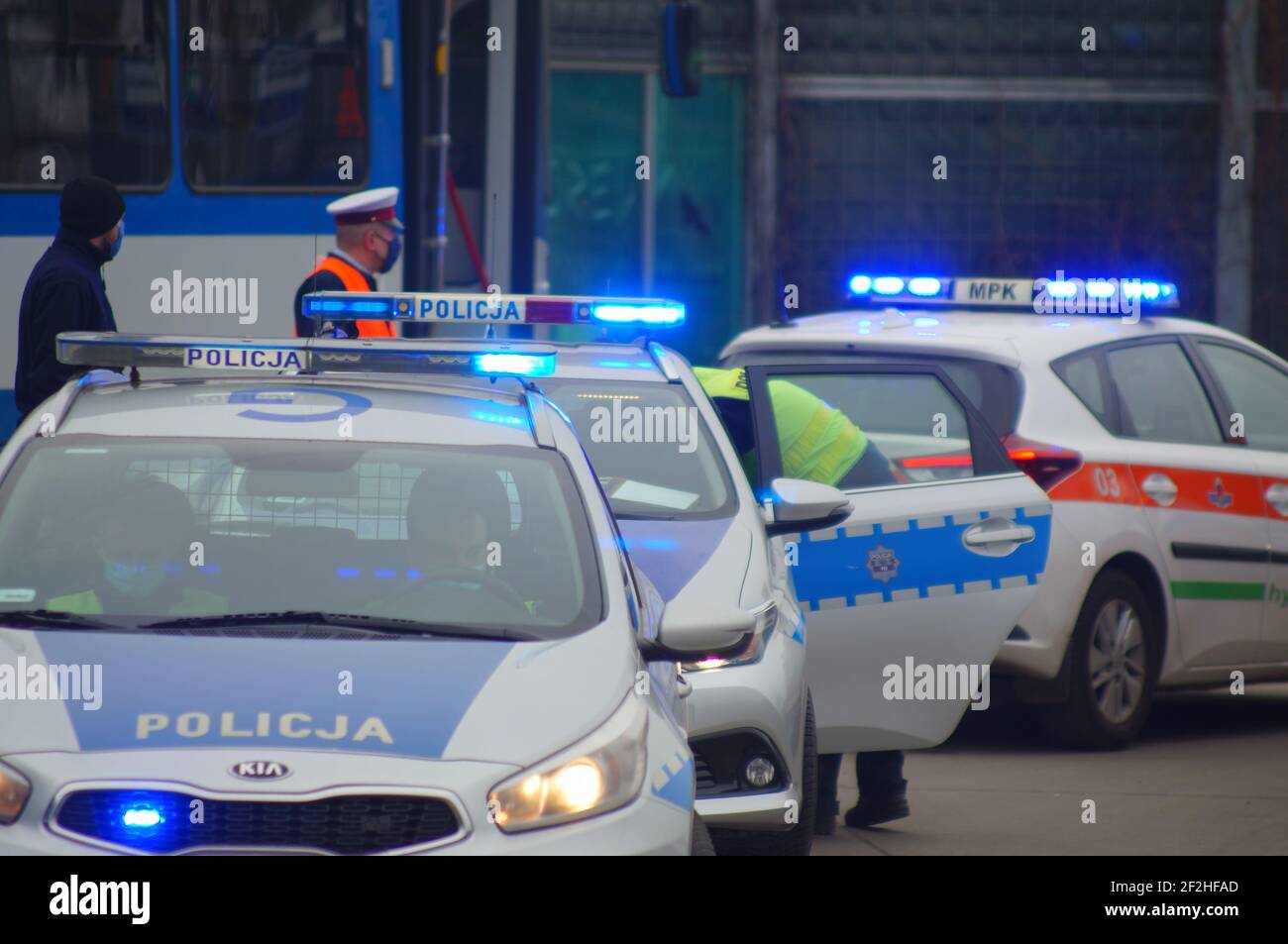 Cracovia, Polonia - 03.11.2021: Incidente stradale, intervento della polizia polacca e servizi medici. Auto della polizia e ambulanza al segnale. Assistenza Foto Stock