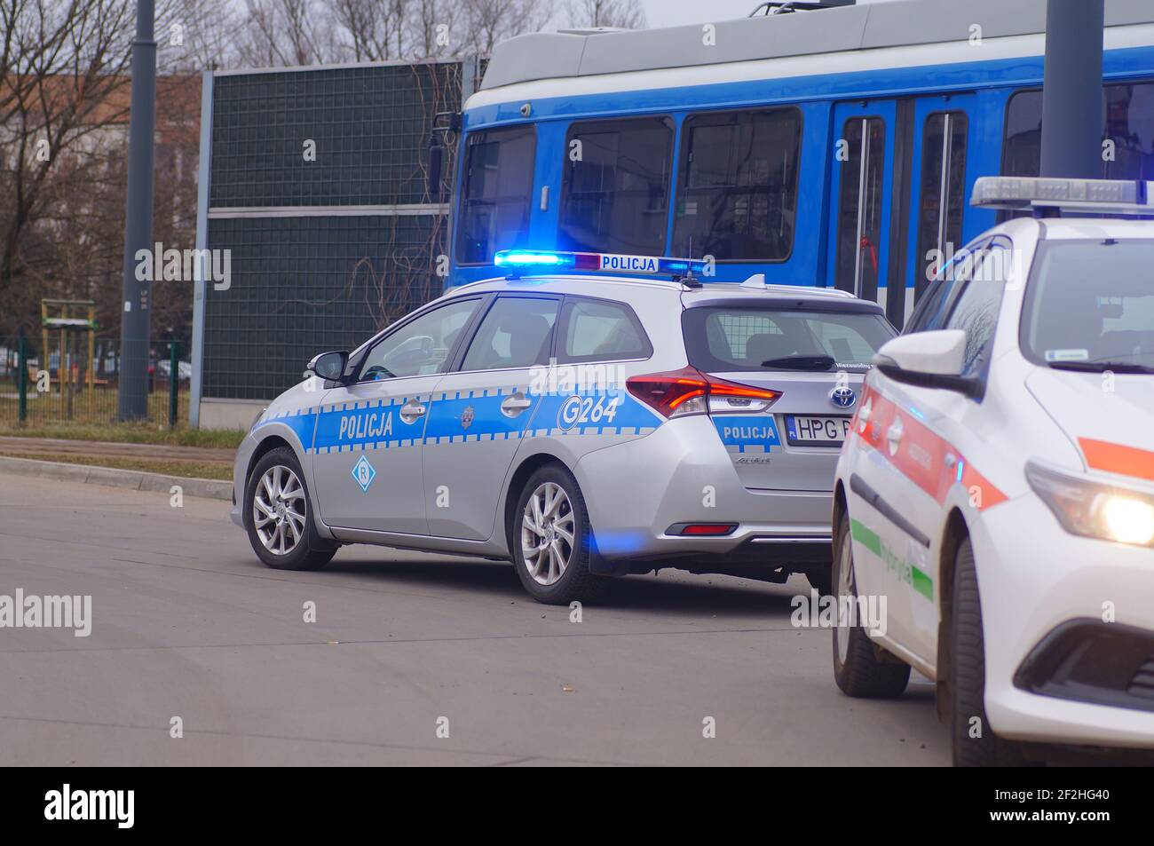 Auto di polizia, ambulanza di emergenza, auto di ispezione del traffico cittadino durante l'intervento. Incidente di tram della città. Foto Stock