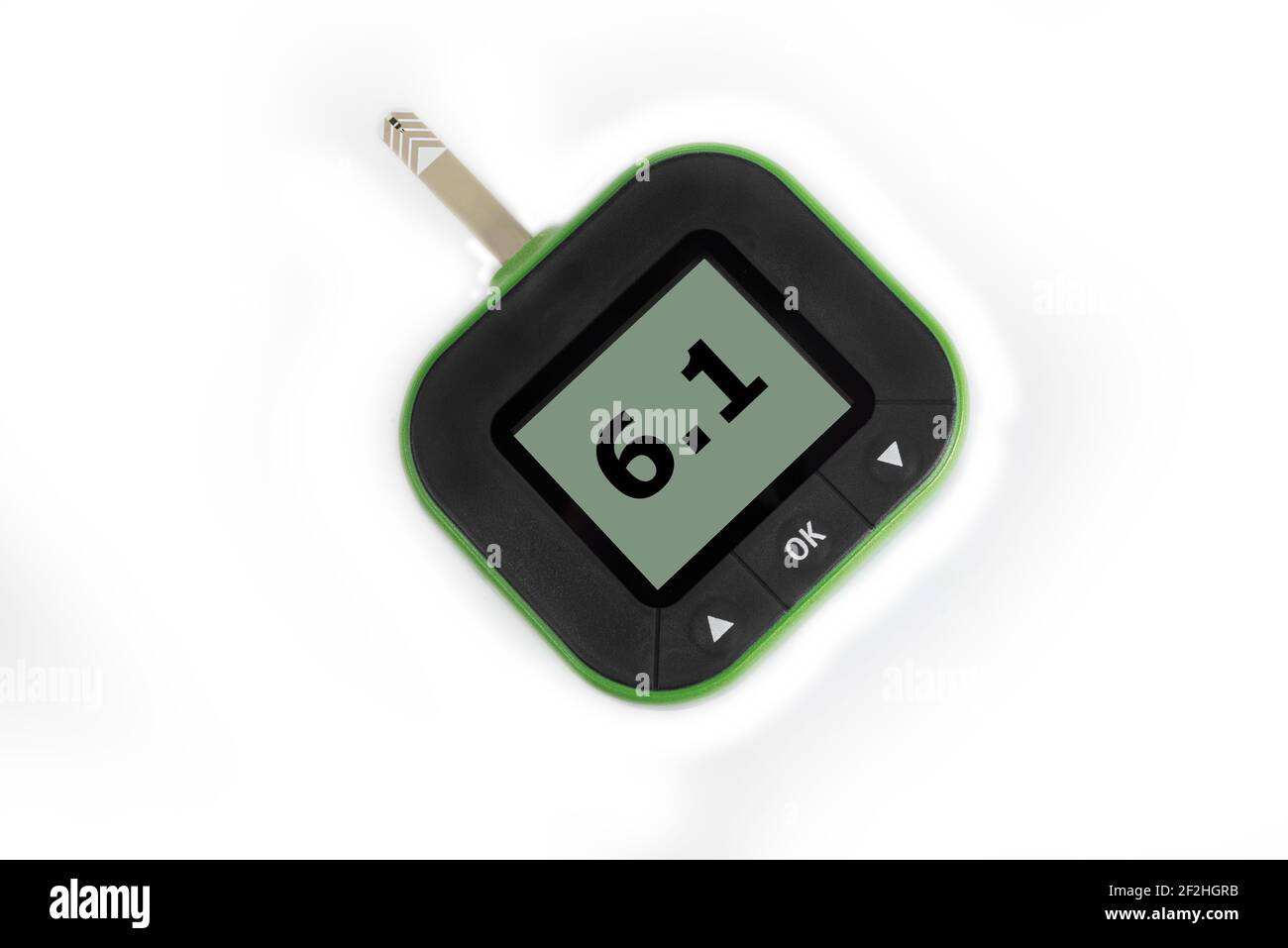 Monitoraggio del livello di zucchero nel sangue con glucometro. Controllare il livello di glucosio nel sangue. Foto Stock