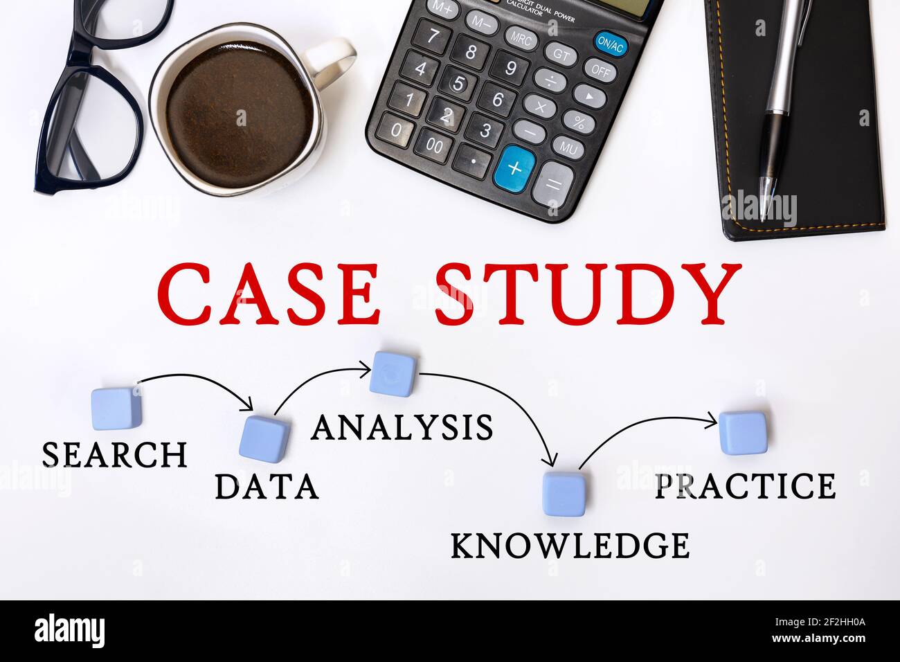 CONCETTO DELLE FASI CARDINE DEL CASE STUDY. Scrivania da ufficio con accessori: Caffè, blocco note e calcolatrice Foto Stock