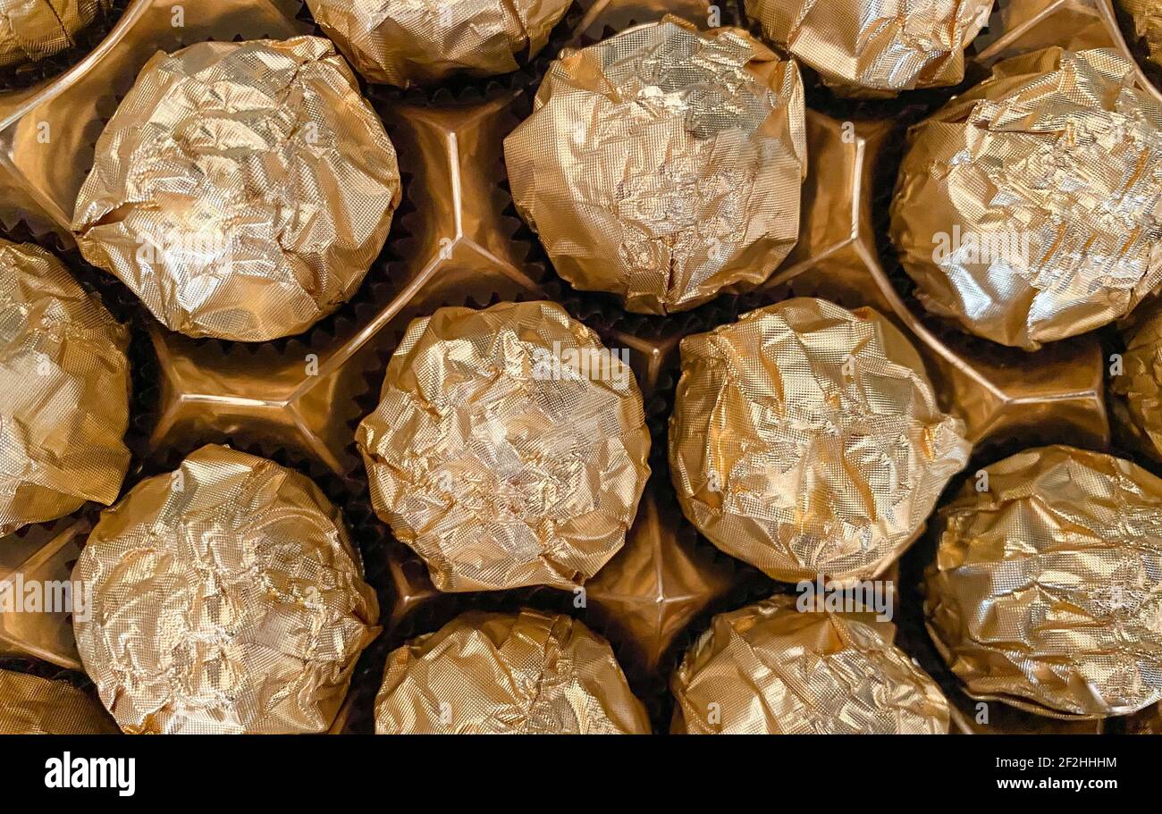 Sfondo di caramella in un primo piano wrapper d'oro. Texture caramella Foto Stock
