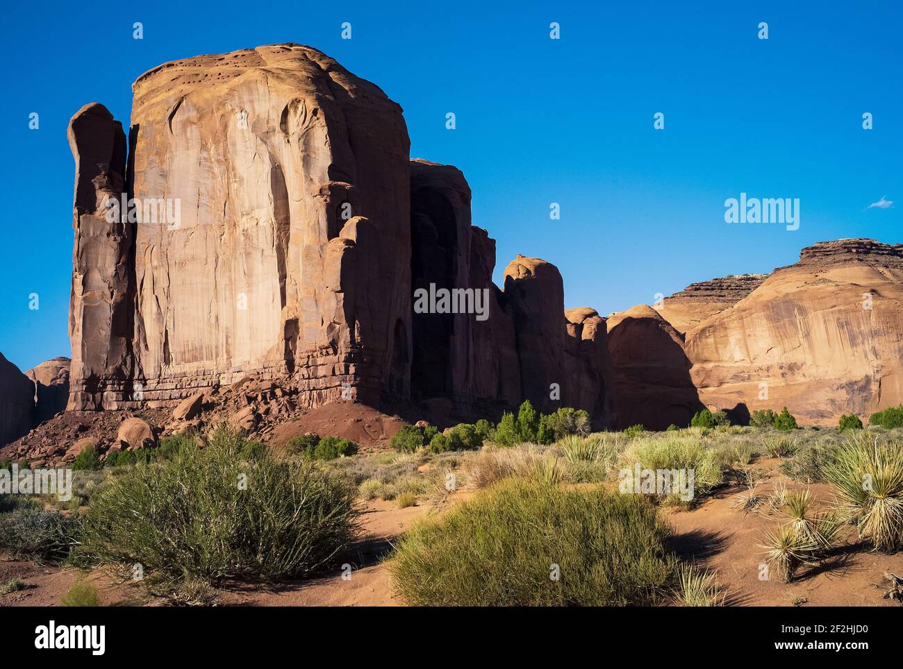 Cliff Face of Spearhead Mesa Rock Formation in Monument Valley Tribal Park in Arizona, Stati Uniti Foto Stock