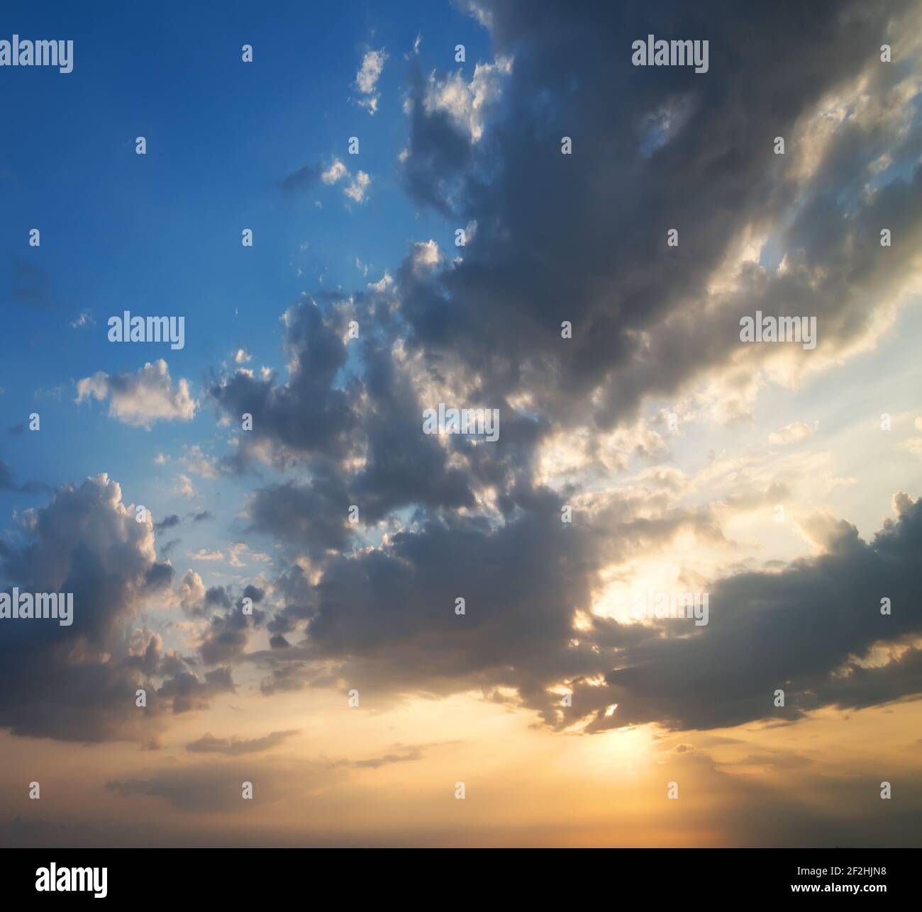 Sullo sfondo di un cielo nuvoloso e il sole al tramonto Foto Stock