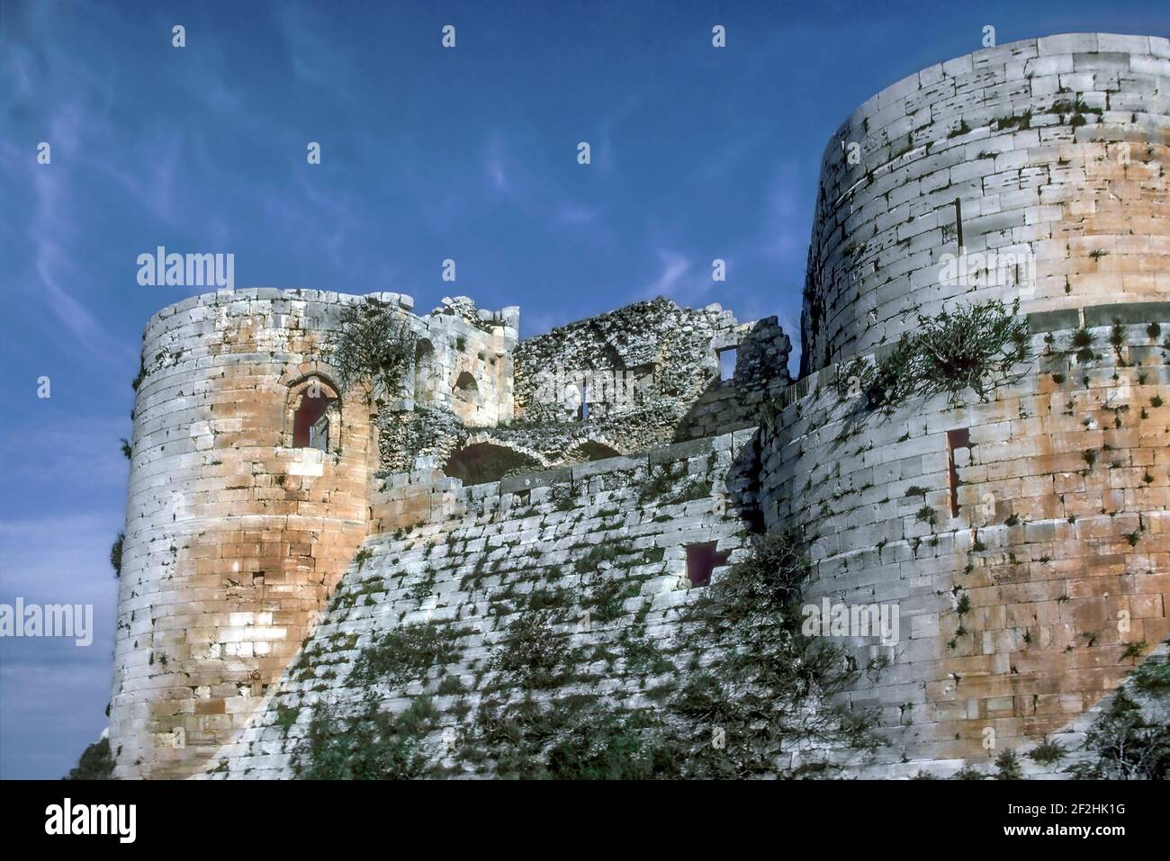 Torri e mura Castello Crociato Krak de Chevaliers Siria settentrionale Foto Stock