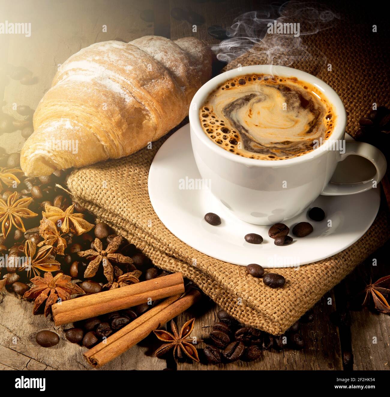 Mattina caffè e croissant con spezie sul tavolo Foto Stock