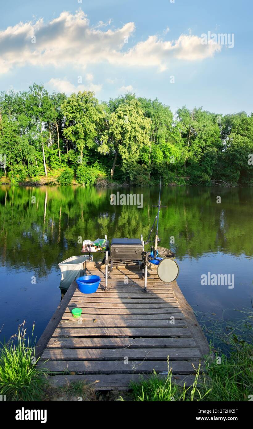 La pesca di mattina in un tranquillo fiume Foto Stock