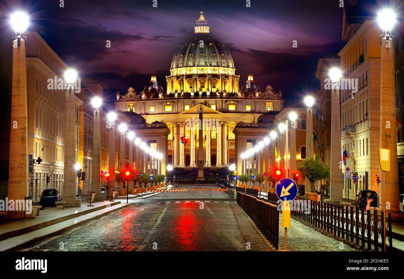 Vista illuminata Basilica di San Pietro e Via della Conciliazione in Roma, Italia Foto Stock