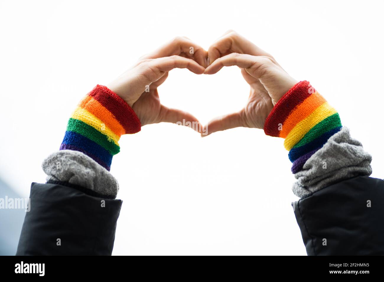 Gesto della mano del braccialetto gay Pride Heart Love Foto Stock
