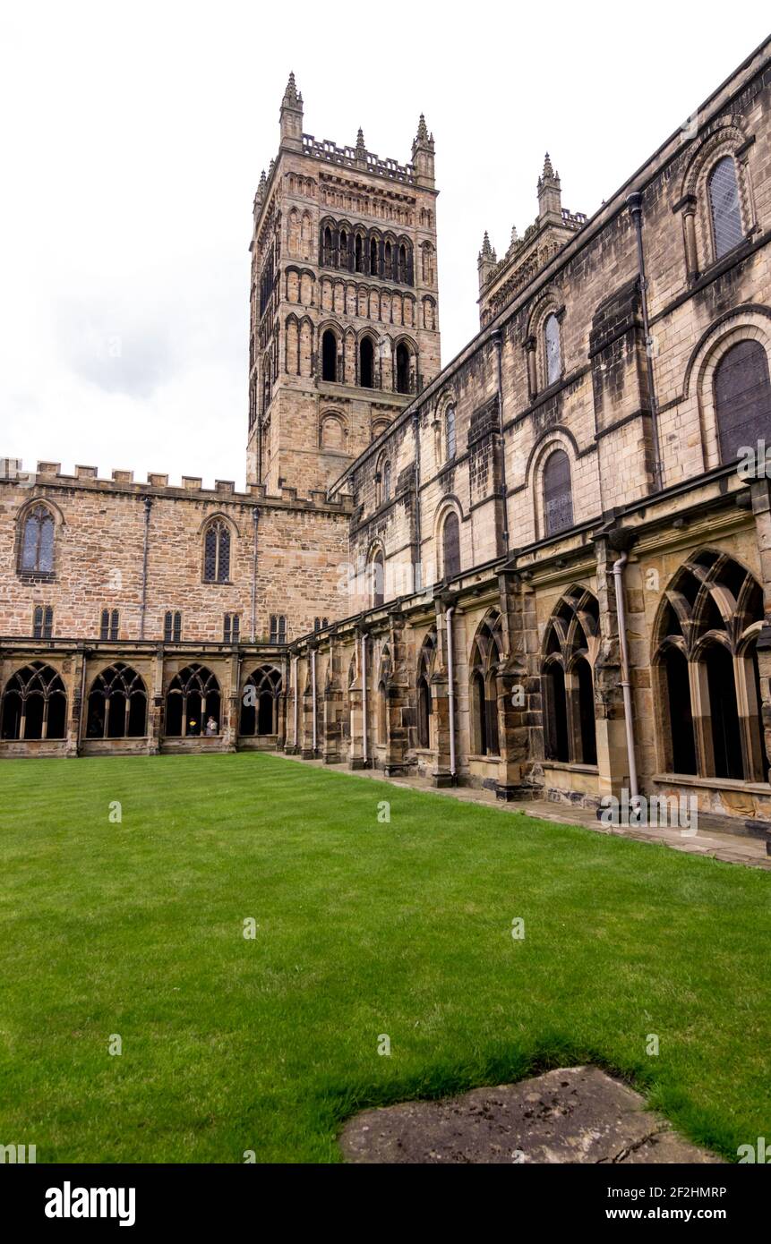 Durham Cattedrale vista dal chiostro Foto Stock