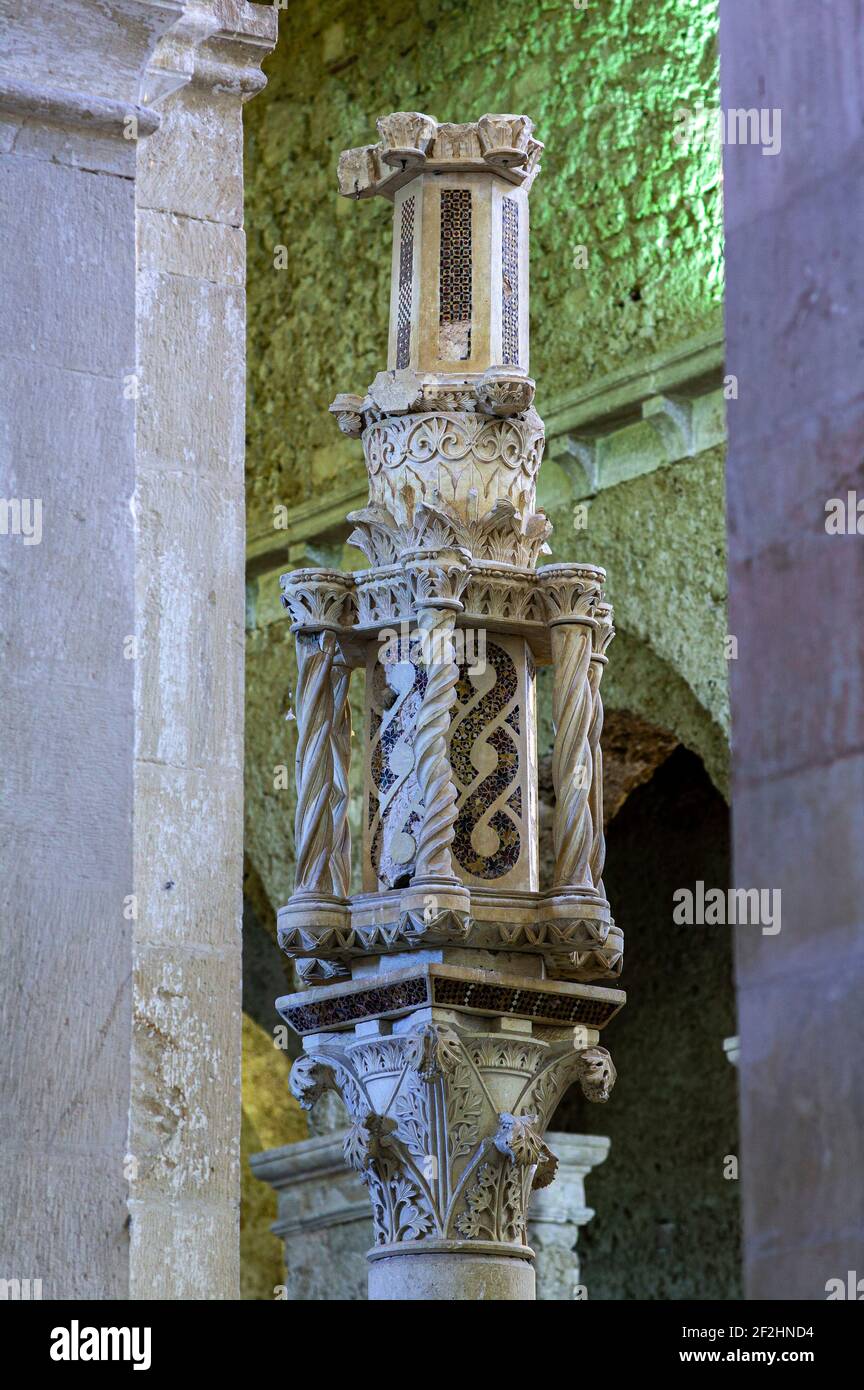 Particolare della cima del candelabro per la candela pasquale nell'Abbazia di San Clemente a Casauria. Castiglione a Casauria, Provincia di Pescara, Abruzzo Foto Stock